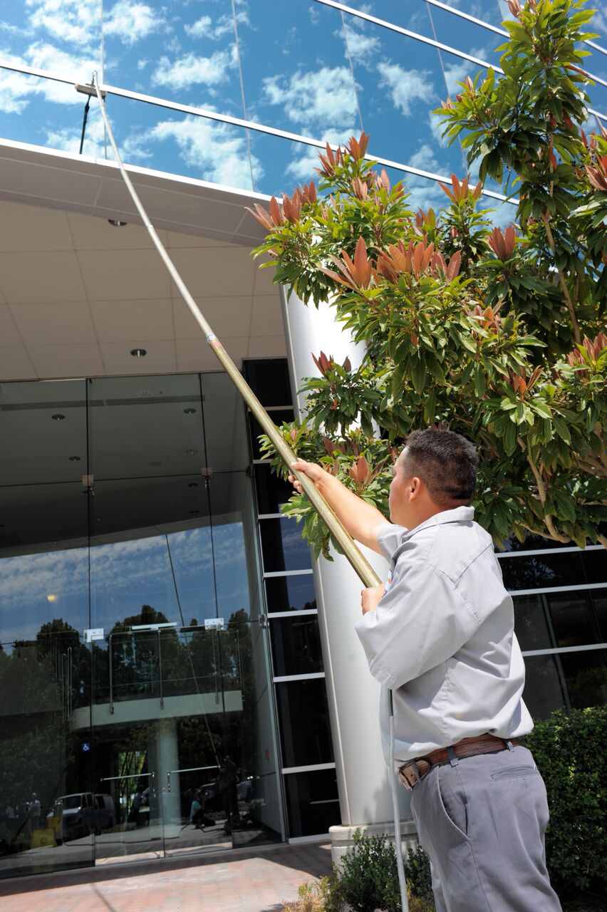 PROFESSIONAL COMMERCIAL WINDOW CLEANING SERVICE